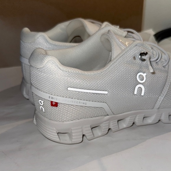 New On Running All White Sneakers Cloud 5 women’s shoes - Picture 4 of 5
